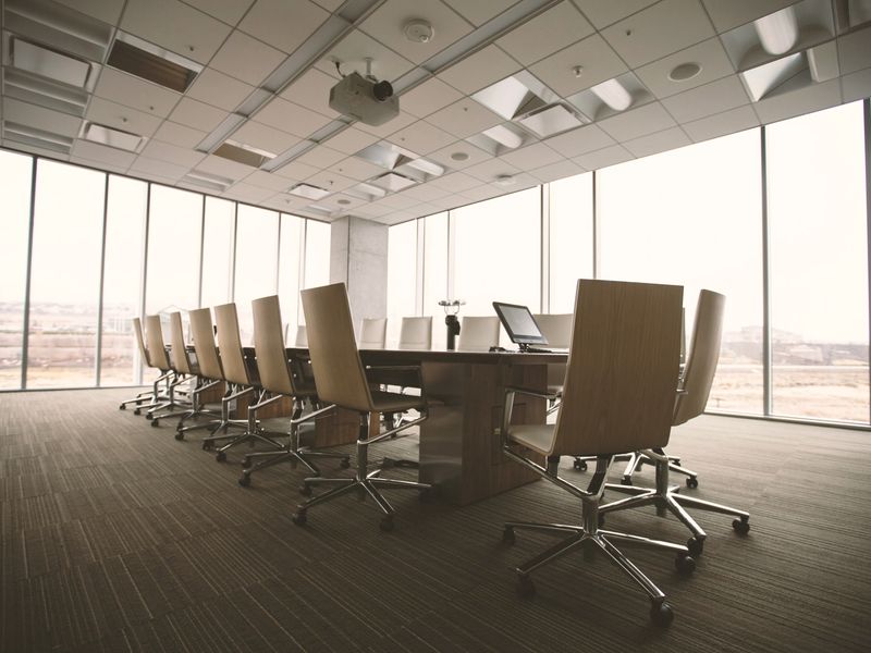 Sala de juntas vacía con ventanales